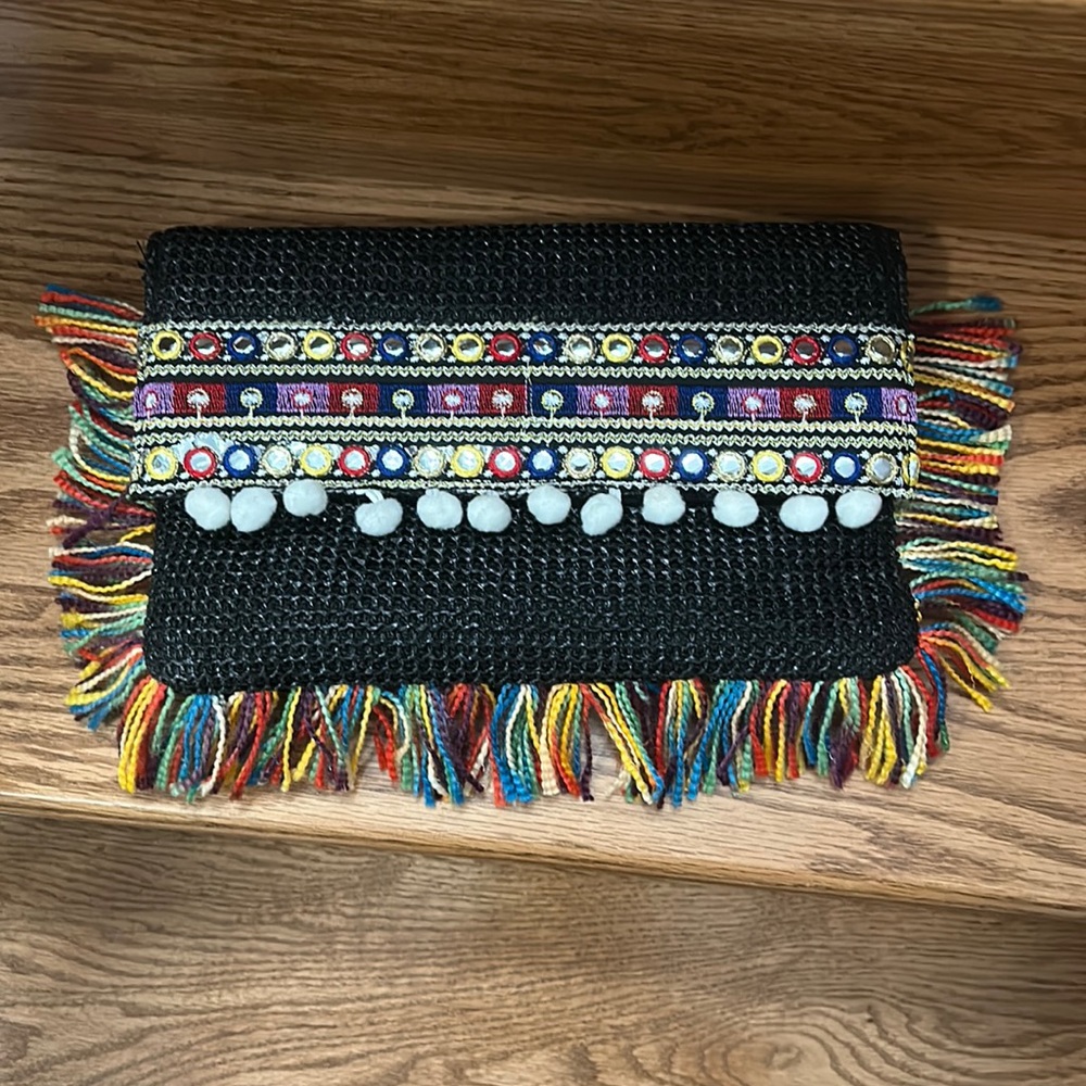 Brand new clutch never worn super cute come with chain to strap